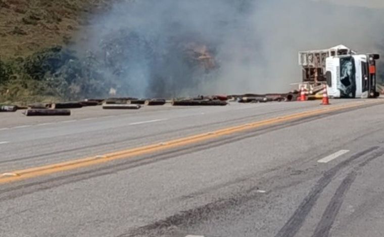 Foto: DivulgaÃ§Ã£o/CBMMG - Segundo a concessionÃ¡ria EPR Via Mineira, o acidente aconteceu no km 773. ApÃ³s o tombamento, a carreta que transportava carga de oxigÃªnio pegou fogo, situaÃ§Ã£o que levou Ã  interdiÃ§Ã£o completa da rodovia nos dois sentidos