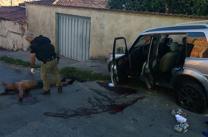 PM troca tiros e prende quadrilha nos arredores de presídio, em Neves