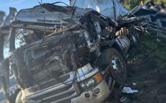 Motorista morre após caminhão carregado com cal capotar na BR-040 em Sete Lagoas