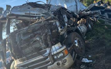 Motorista morre após caminhão carregado com cal capotar na BR-040 em Sete Lagoas