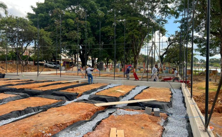 Foto: DivulgaÃ§Ã£o/PMSL - O novo complexo terÃ¡ trÃªs quadras de grama sintÃ©tica voltadas para partidas de futebol, alÃ©m de uma quadra destinada ao beach tÃªnis e outra para vÃ´lei e futevÃ´lei. O projeto ainda prevÃª a integraÃ§Ã£o das quadras sintÃ©ticas