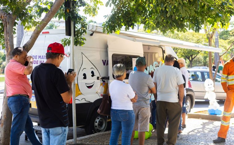 Foto: DivulgaÃ§Ã£o/PMSL - AtÃ© o momento, o trabalho da Secretaria de SaÃºde alcanÃ§ou 40,10% de cobertura vacinal dos grupos prioritÃ¡rios; no comparativo estadual, Minas Gerais registra cobertura de 33,81%, enquanto a mÃ©dia nacional Ã© de 31,22%