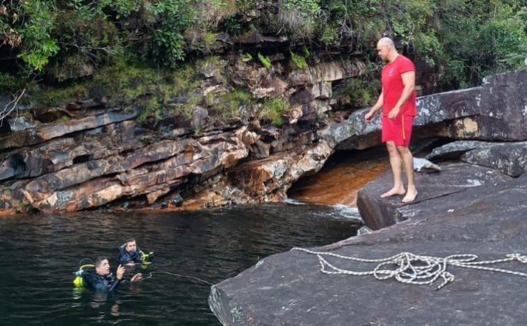 Homem morre afogado após salvar esposa em cachoeira na zona rural de Buenópolis