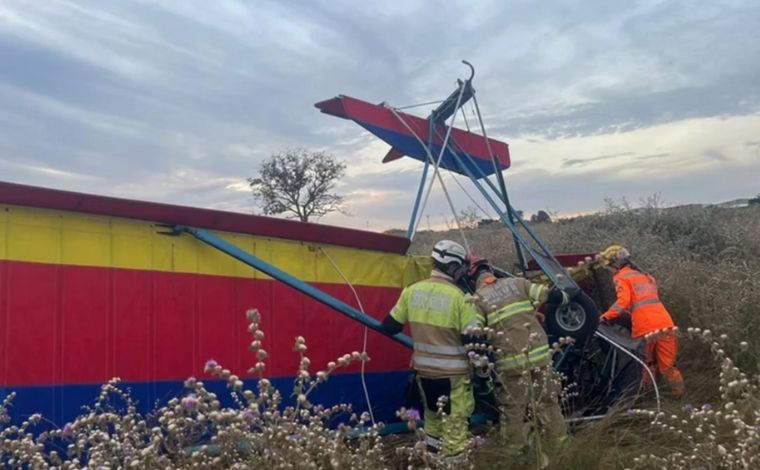 Foto: DivulgaÃ§Ã£o/CBMMG - O Corpo de Bombeiros chegou ao local de helicÃ³ptero, mas o piloto jÃ¡ havia sido retirado da aeronave por testemunhas e recebia os primeiros socorros de um mÃ©dico que estava nas proximidades