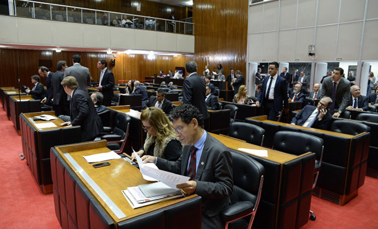 ALMG aprova em 1º turno projeto que combate violência contra professor