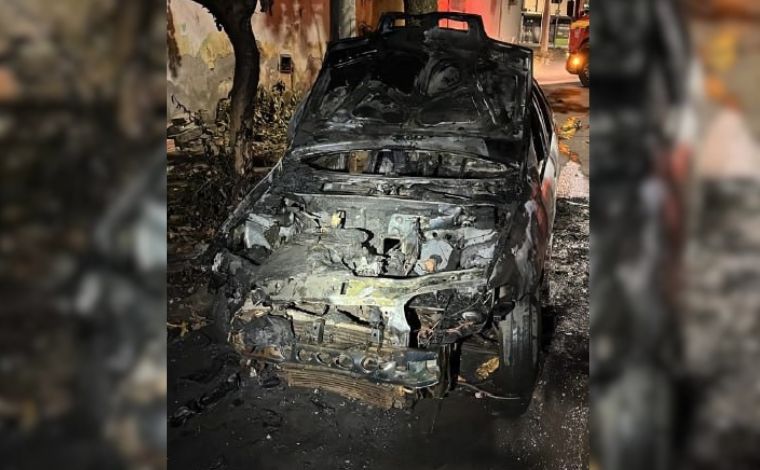 Foto: DivulgaÃ§Ã£o/CBMMG - Ao chegarem ao local, os militares encontraram o automÃ³vel completamente tomado pelas chamas. O fogo atingia uma Ã¡rea prÃ³xima de uma Ã¡rvore e da rede de energia elÃ©trica