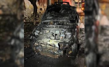 Carro abandonado pega fogo e mobiliza bombeiros no bairro Vila Brasil, em Sete Lagoas