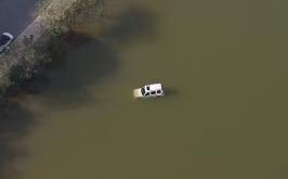 Vídeo: Motorista perde controle de Jeep e veículo cai na Lagoa Central em Lagoa Santa