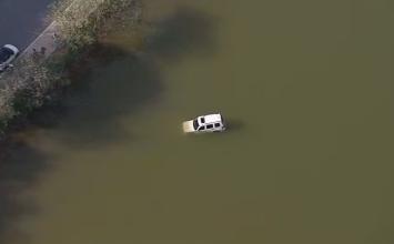 Vídeo: Motorista perde controle de Jeep e veículo cai na Lagoa Central em Lagoa Santa