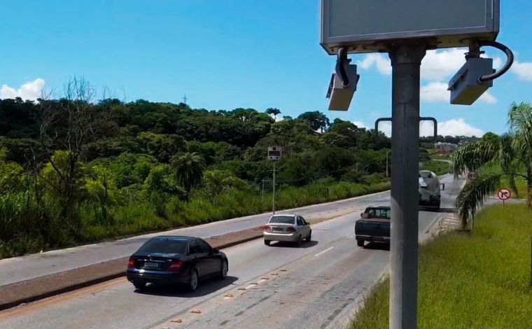 Foto: DivulgaÃ§Ã£o/DER-MG - A nova tecnologia permite monitorar a circulaÃ§Ã£o de veÃ­culos de forma contÃ­nua, identificar automÃ³veis roubados ou clonados, cruzar informaÃ§Ãµes e detectar padrÃµes de comportamento fora do comum