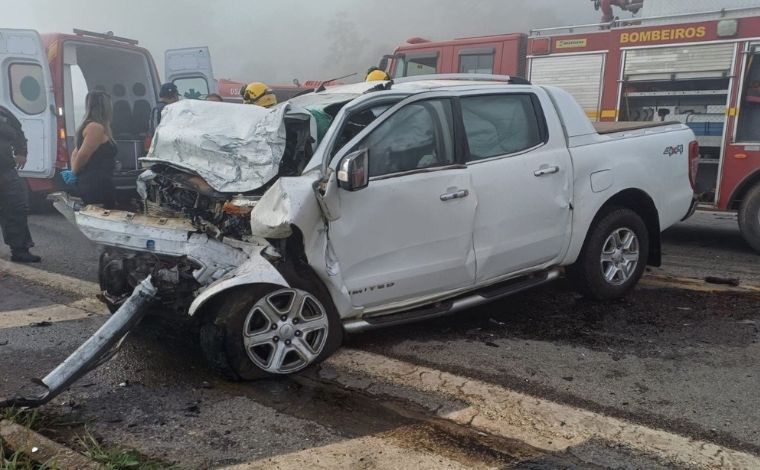 Foto: DivulgaÃ§Ã£o/CBMMG - O Corpo de Bombeiros informou que o motorista da caminhonete e o passageiro que ocupava o banco dianteiro ficaram presos Ã s ferragens apÃ³s a colisÃ£o e nÃ£o resistiram aos ferimentos