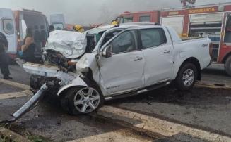 Acidente entre caminhonete e carreta deixa dois mortos e um ferido grave na MG-050 