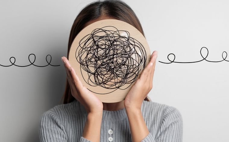 Foto: Ilustrativa - A esquizofrenia Ã© um transtorno mental crÃ´nico que afeta pensamentos, emoÃ§Ãµes e comportamento. Nos estÃ¡gios iniciais, os sinais costumam surgir de forma gradual e, muitas vezes, podem ser confundidos com estresse