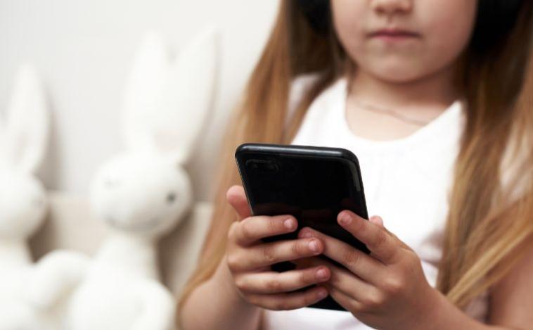 MG sanciona lei para proteção de crianças e adolescentes contra conteúdos inadequados