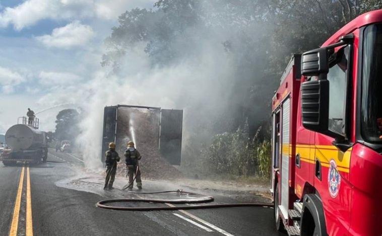 Vídeo: Caminhão carregado com serragem pega fogo na MG-231 em Paraopeba