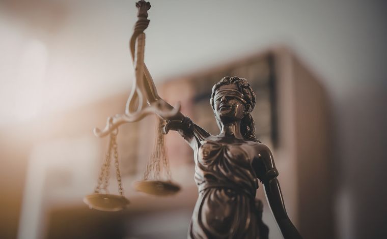 Foto: Canva Equipes - JustiÃ§a do Trabalho de Minas considerou que cobranÃ§as estÃ©ticas abusivas ultrapassaram os limites do poder diretivo da empresa e configuraram assÃ©dio moral