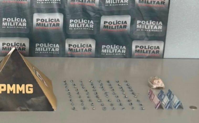 PM apreende drogas enterradas em lote e prende suspeito de tráfico em Sete Lagoas