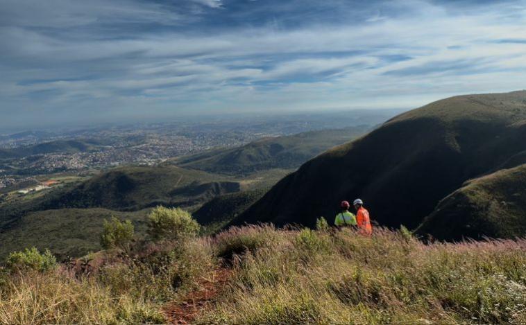 Vídeo: Mulher é resgatada após ser sequestrada pelo ex e jogada de penhasco na Serra do Rola-Moça