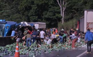 Caminhão carregado com cerveja tomba na BR-040 e carga é saqueada na Zona da Mata