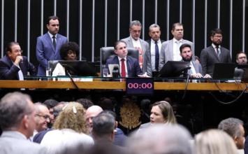 Câmara aprova em dois turnos fim da escala 6x1 com jornada máxima de 40 horas semanais