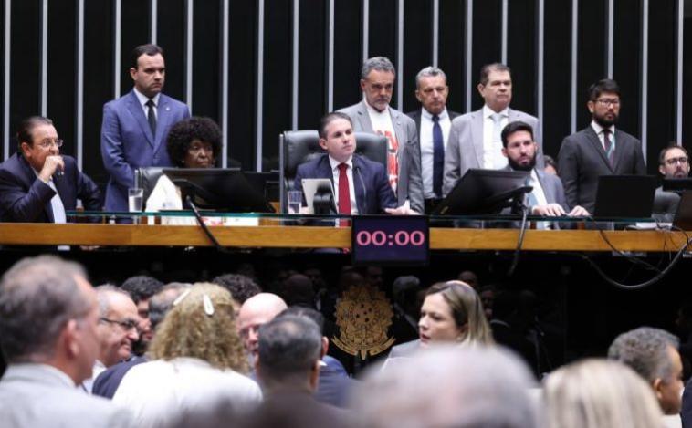 Câmara aprova em dois turnos fim da escala 6x1 com jornada máxima de 40 horas semanais