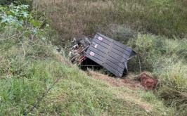 Vídeo: Motorista morre após carreta cair de ponte de 35 metros na BR-040