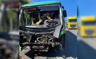 Motorista fica preso às ferragens após colisão entre ônibus e caminhão na BR-040, em Sete Lagoas