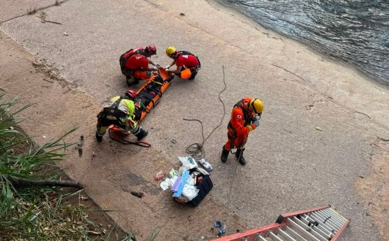 Homem perde equilíbrio e cai no Rio Arrudas, em Belo Horizonte