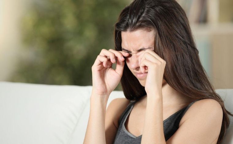 Foto: Shutterstock - O problema acontece quando o fluxo de sangue para estruturas importantes do olho Ã© interrompido. Isso pode comprometer a retina e o nervo Ã³ptico, com risco de dano permanente