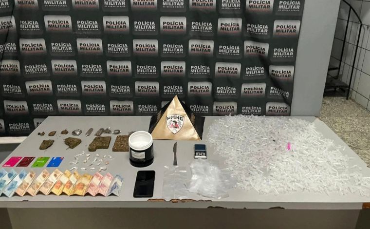 Foto: DivulgaÃ§Ã£o/PMMG - No imÃ³vel, os militares encontraram duas barras e 12 tabletes de maconha, 20 pedras de crack prontas para a venda e aproximadamente 380 gramas de cocaÃ­na