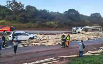 Vídeo: Motorista morre após caminhão com carga de madeira tombar e atingir carreta e carro na BR-381