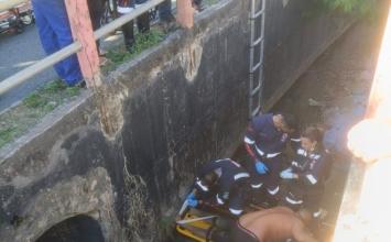 Motociclista bate em meio-fio e cai em córrego no bairro Mantiqueira, em Belo Horizonte