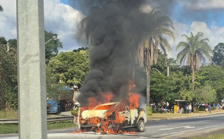 Foto: DivulgaÃ§Ã£o/CBMMG - De acordo com o Corpo de Bombeiros, um Chevrolet Prisma colidiu contra uma van Mercedes Sprinter. Apesar de a batida ter sido considerada de baixa intensidade, o motor do veÃ­culo de passeio comeÃ§ou a incendiar apÃ³s o impacto