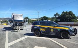 Adolescente de 14 anos é flagrado dirigindo caminhão carregado na BR-381; pai é autuado