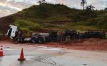 Vídeo: Caminhão com 46 mil litros de combustível tomba na BR-381 e interdita rodoviaterdita rodovia