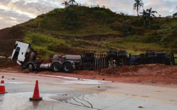 Vídeo: Caminhão com 46 mil litros de combustível tomba na BR-381 e interdita rodoviaterdita rodovia