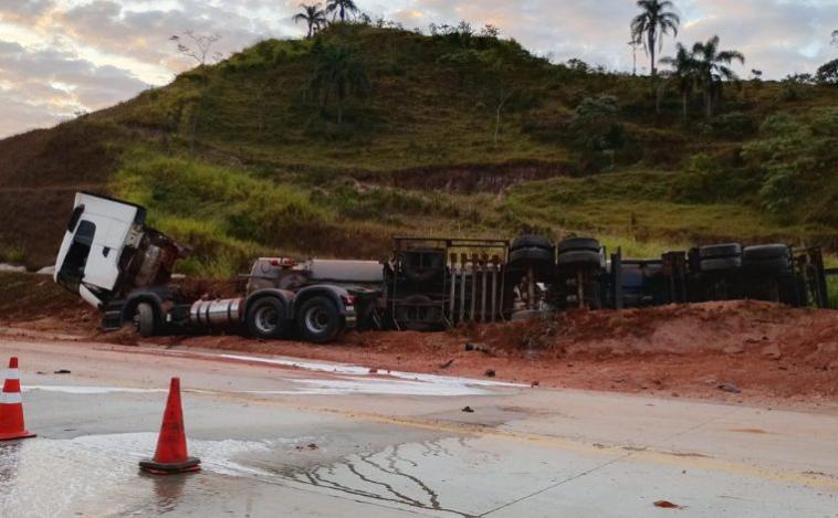 Caminhão com 46 mil litros de combustível tomba na BR-381 e interdita rodovia