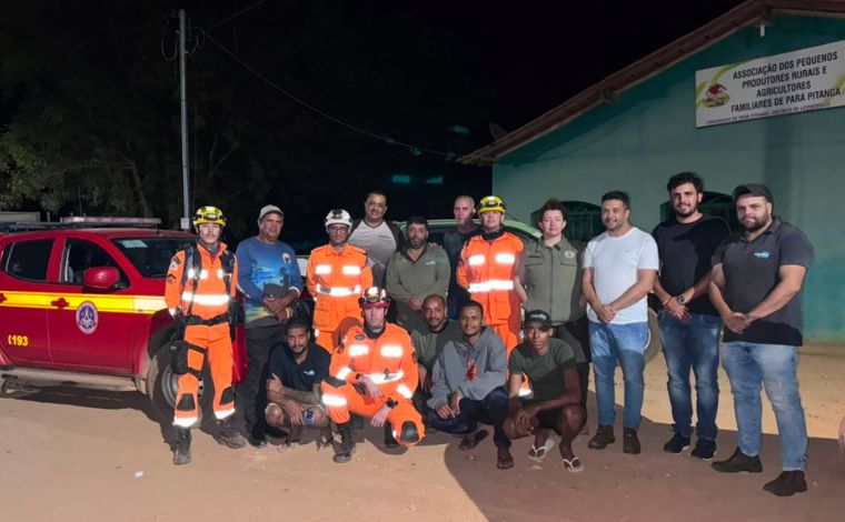 Foto: DivulgaÃ§Ã£o/CBMMG - Na avaliaÃ§Ã£o realizada pelos militares, foi constatado que o topÃ³grafo estava consciente, orientado, sem lesÃµes aparentes e sem alteraÃ§Ãµes clÃ­nicas relevantes