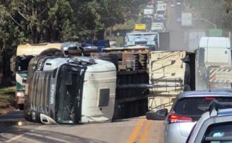 Acidente com carreta provoca congestionamento de até 10 km na BR-040, na Grande BH
