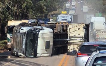 Acidente com carreta provoca congestionamento de até 10 km na BR-040, na Grande BH