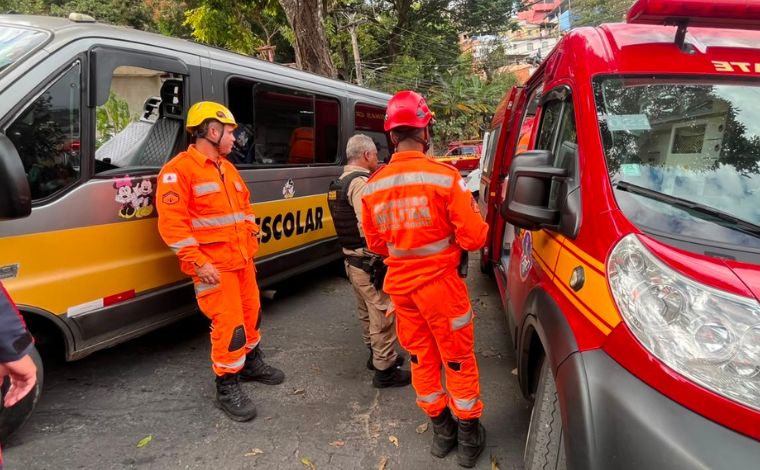 Foto: DivulgaÃ§Ã£o/CBMMG - Segundo as informaÃ§Ãµes iniciais, o veÃ­culo seguia pela via quando colidiu contra uma Ã¡rvore. As circunstÃ¢ncias que provocaram a batida ainda nÃ£o foram esclarecidas