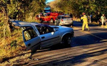 Acidente na MGC-135 deixa um morto e cinco feridos; carro ficou partido ao meio