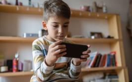 Entenda como excesso de telas pode ser confundido com sintomas de TDAH em crianças e adolescentes