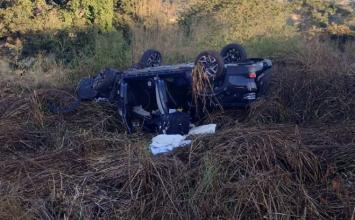 Carro capota na BR-040 em Sete Lagoas e deixa duas pessoas feridos