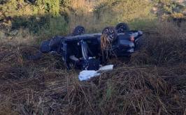Carro capota na BR-040 em Sete Lagoas e deixa duas pessoas feridas