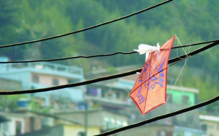 Jovem sofre descarga elétrica ao tentar retirar pipa presa em fios em Belo Horizonte