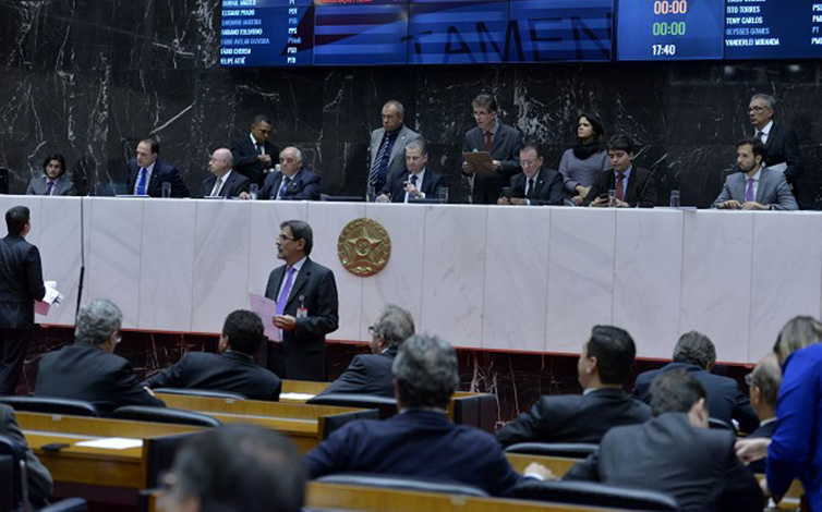 Assembleia de Minas aprova adicional de 5% a servidores da educação