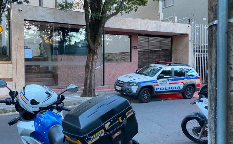 Foto: ReproduÃ§Ã£o/O Tempo - A idosa sofreu sete perfuraÃ§Ãµes, que atingiram o queixo, pescoÃ§o, garganta, tÃ³rax e pelve. O idoso foi atingido por 17 golpes, localizados nas costas, abdÃ´men e pescoÃ§o