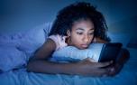 Seu celular pode ser o vilão das noites mal dormidas; entenda