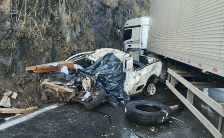 Idoso morre após colisão entre carreta e carro na BR-381 em MG